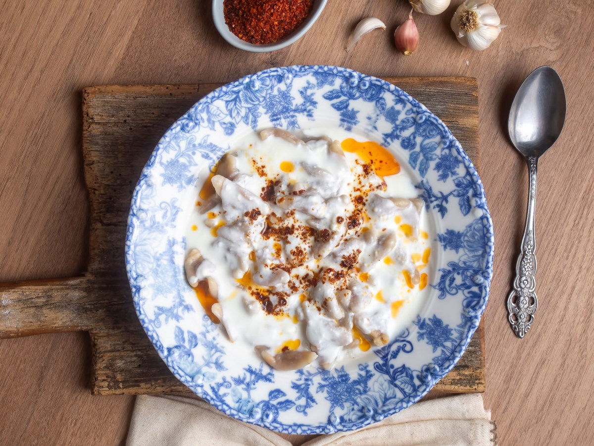 Falsche Manti auf einem blau gemusterten Teller mit Joghurtsoße und Paprika-Butter