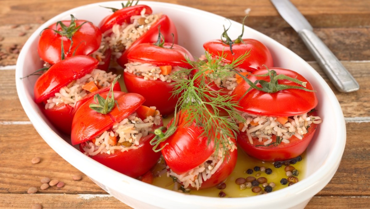 Mehrere gefüllte Tomaten in einer Auflaufform.