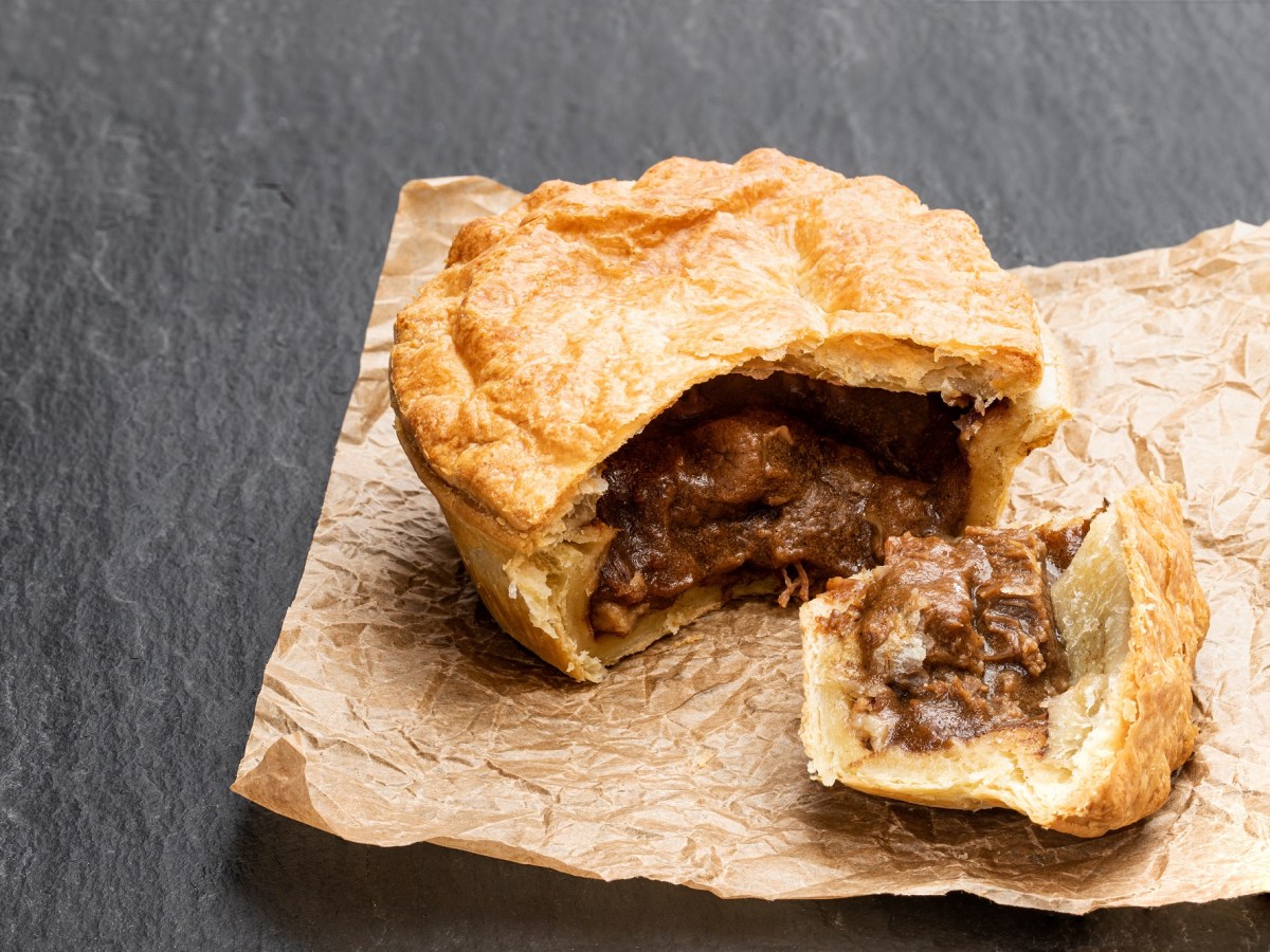 Hackfleisch-Pie mit Pilzen auf einem Stück Backpapier.