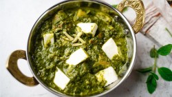 Ein Topf mit Palak Paneer, einem indischen Spinat-Curry.