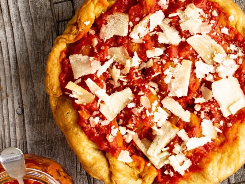 Eine Pizza Fritta Napoletana mit Parmesan von oben fotografiert.