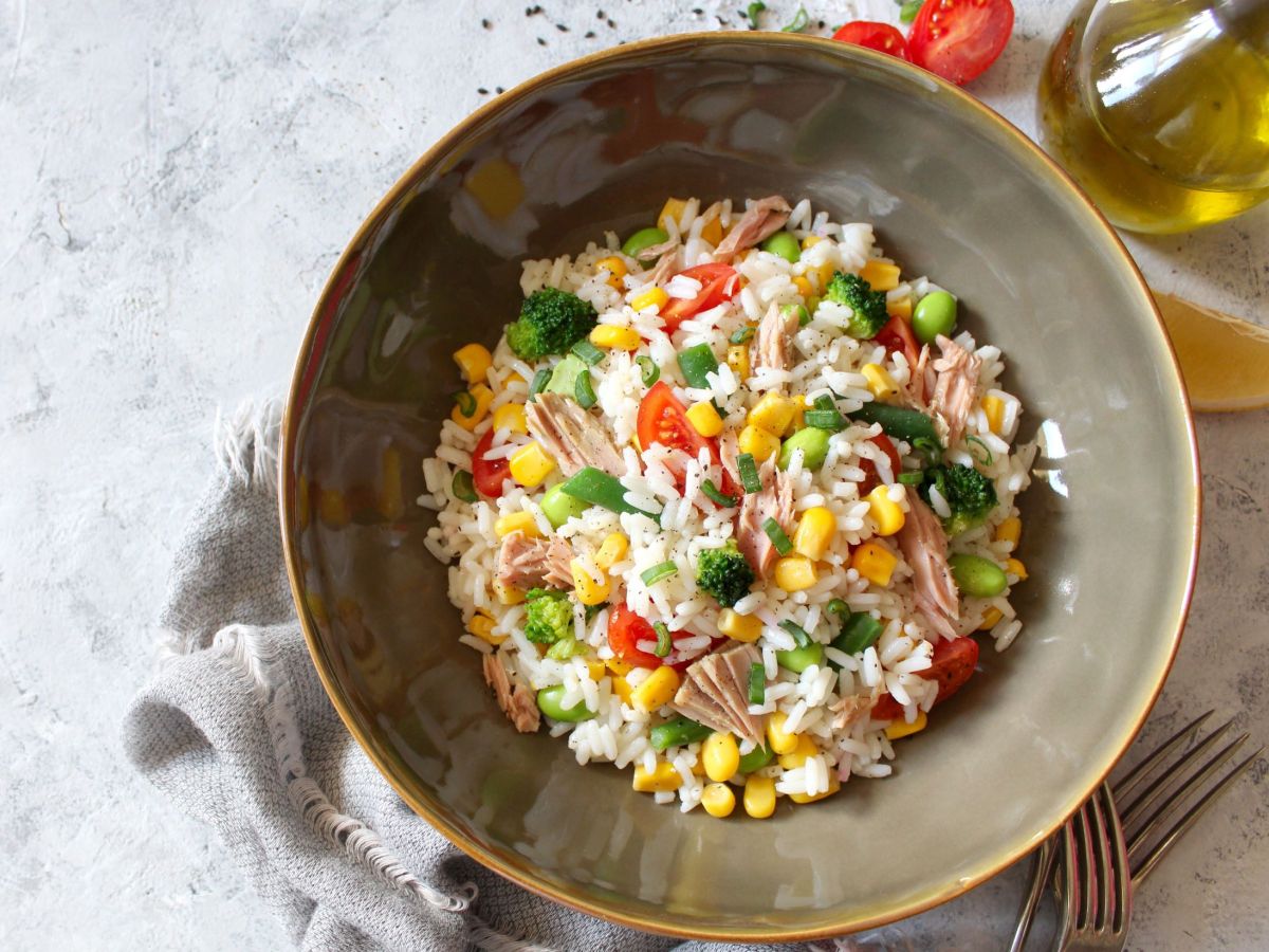 Reissalat mit Thunfisch: Diese Salat-Idee schmeckt mittags und abends