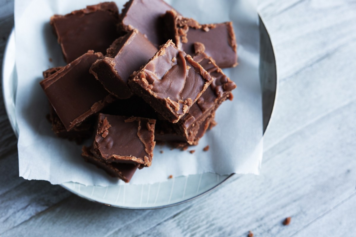 Teller mit Schokoladen-Fudge auf hellem Untergrund