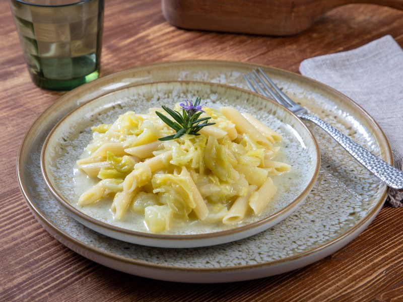 Teller mit einer Portion Wirsing-Pasta auf einem Tisch.