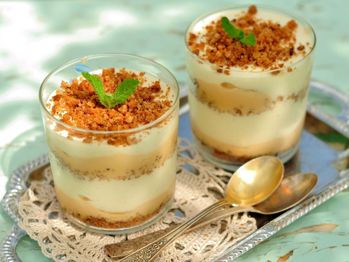 Zwei Bienenstich-Desserts, serviert im Glas.