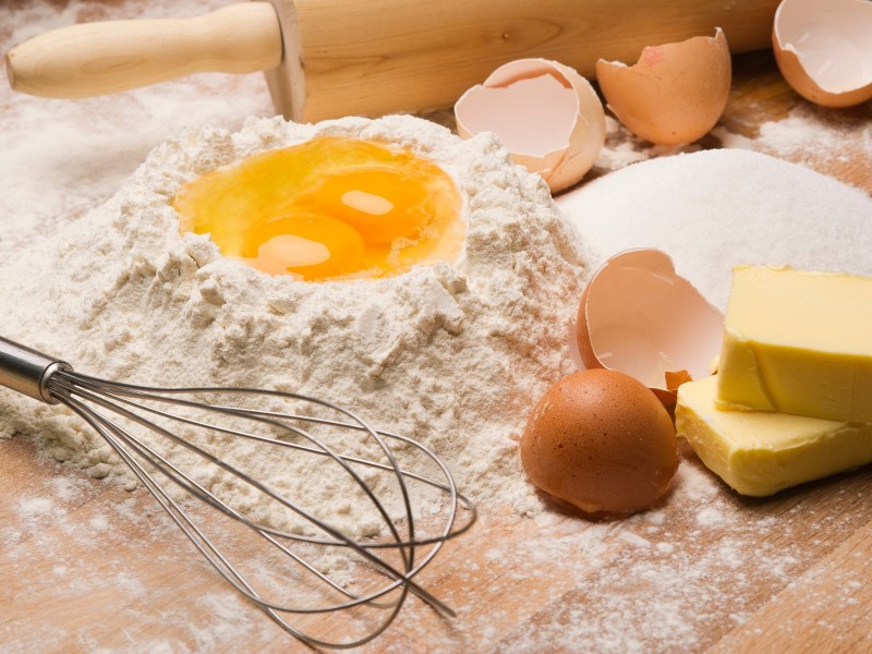 fehlende Backzusatzen ersetzen: Mehl, Eier und Schalen, Butter sowie ein Rührbesen und ein Nudelholz.