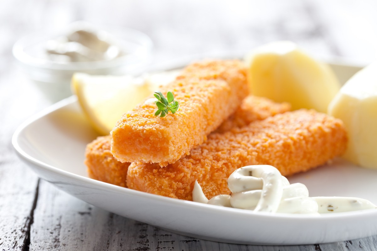 Fischstäbchen Stiftung Warentest: 3 Fischstäbchen auf einem Teller mit Remoulade und Zitronenspalten.