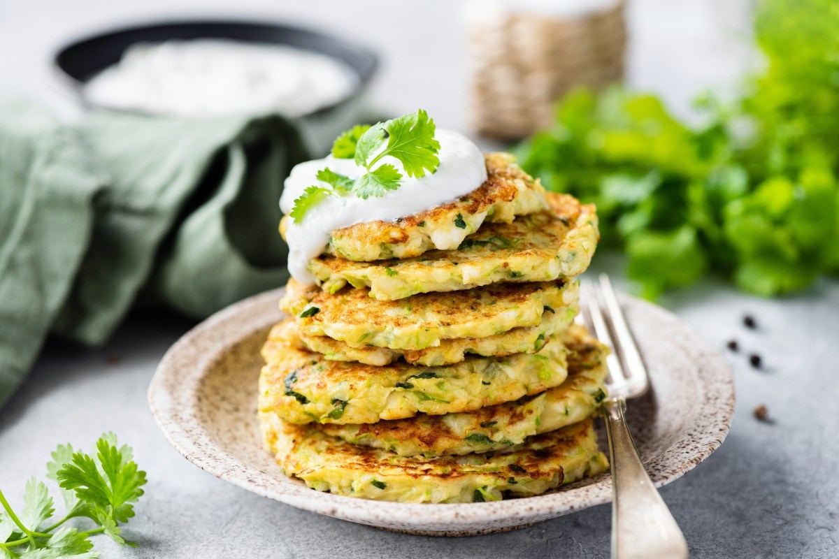 Ein Turm aus Kartoffel-Pancakes mit Dip auf einem Teller