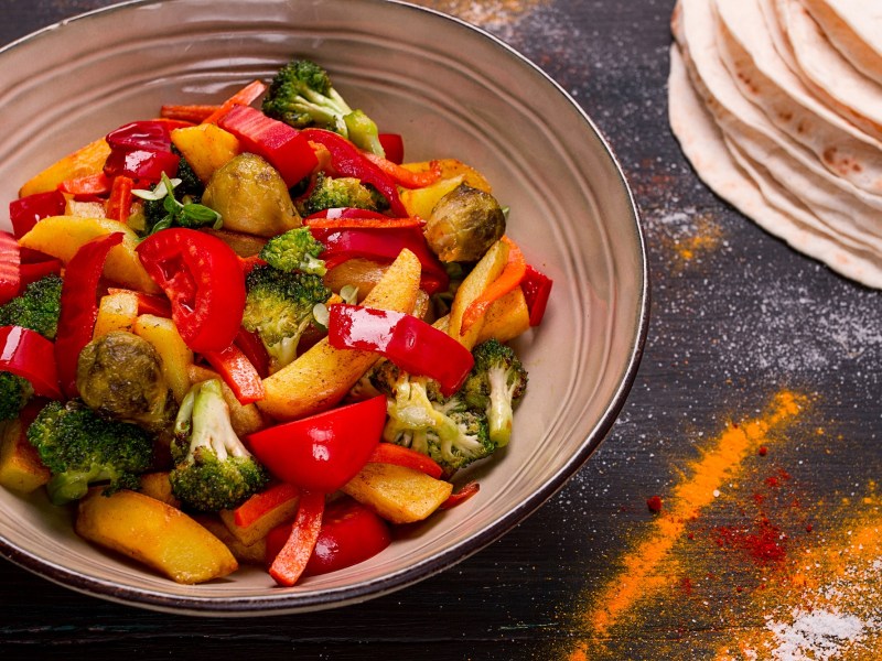 Kartoffel-Brokkoli-Pfanne in einer Schüssel mit Paprika, Nahaufnahme