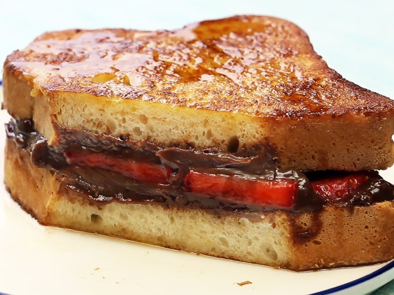 Süßer Frühstückstraum: French Toast mit Nutella und Erdbeeren
