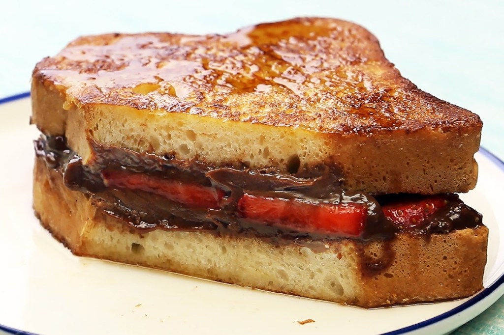 Süßer Frühstückstraum: French Toast mit Nutella und Erdbeeren