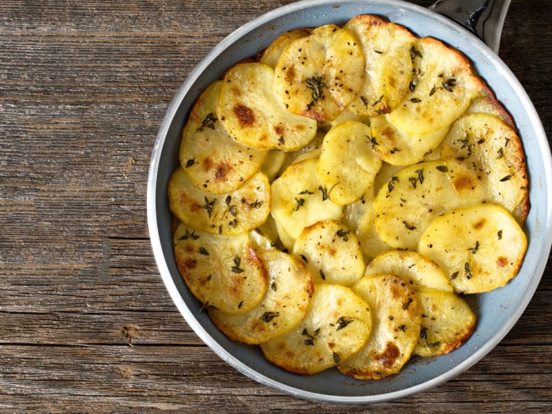 Eine Pfanne mit Pommes Anna in der Draufsicht.