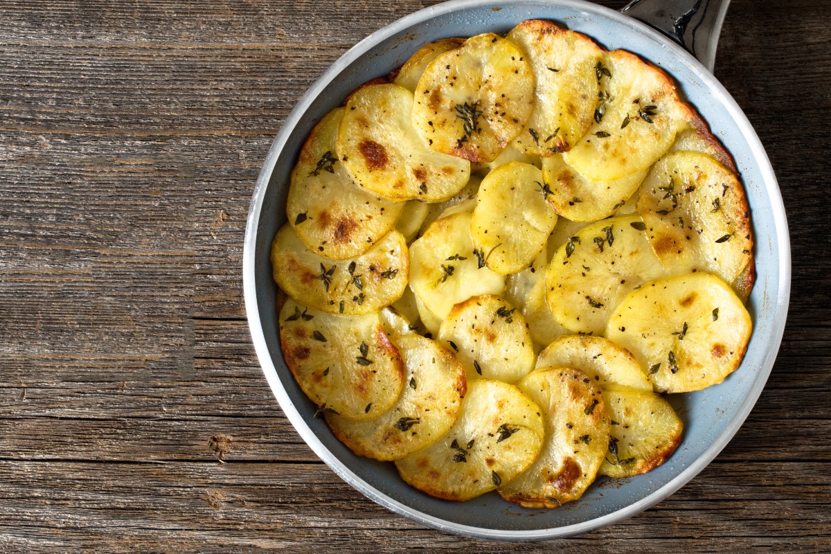 Eine Pfanne mit Pommes Anna in der Draufsicht.