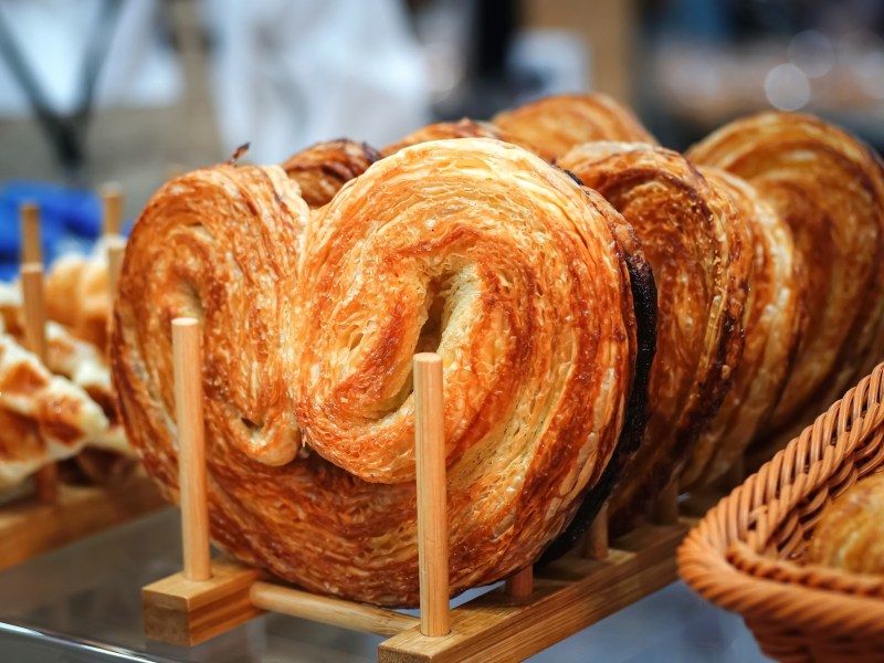 Holzhalterung beim Bäcker mit Schweineohren aus Blätterteig