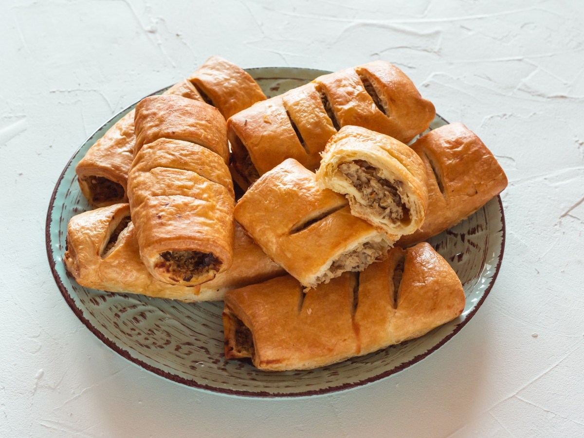 Stettiner Pastetchen mit Hackfleisch- und Pilzfüllung auf einem grauen Teller.