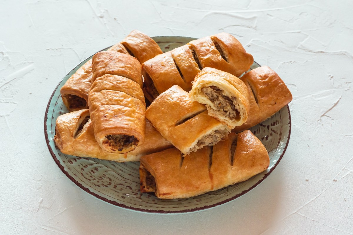 Stettiner Pastetchen mit Hackfleisch- und Pilzfüllung auf einem grauen Teller.