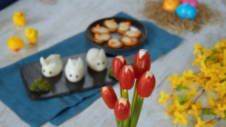 Tomaten-Tulpen im Vordergrund. Im Hintergrund stehen weitere Ostersnacks.