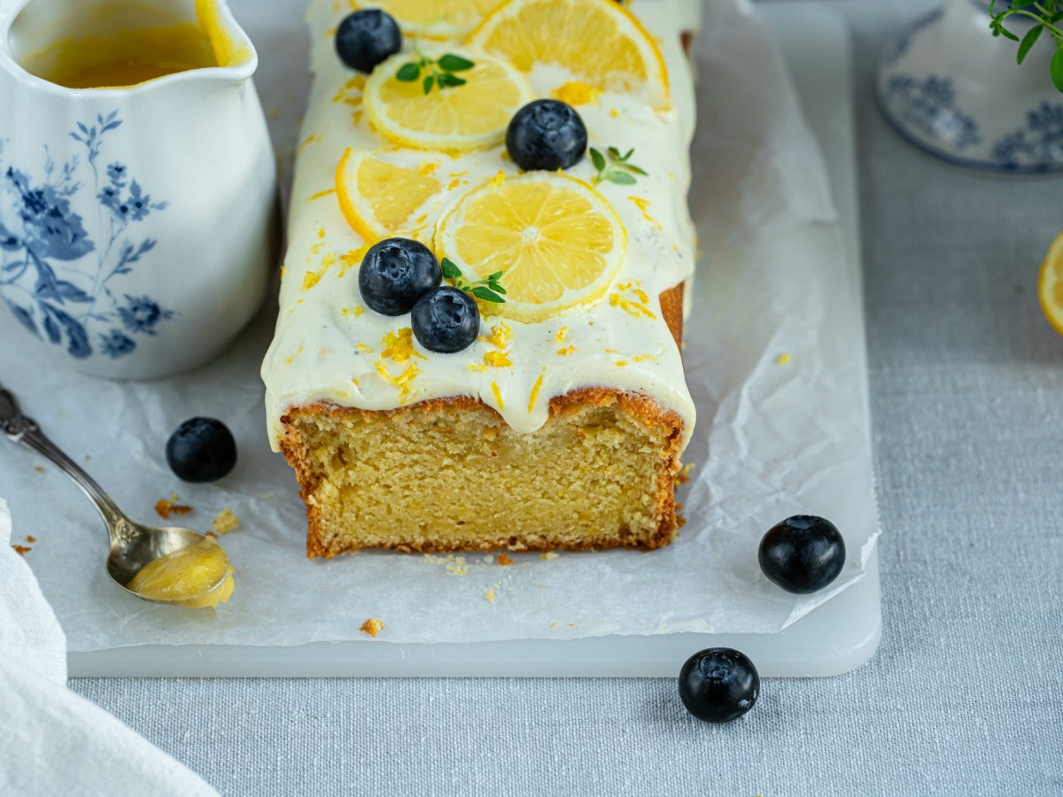 Brett mit Zitronen-Schmand-Kuchen mit Blaubeeren