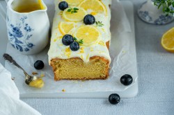 Brett mit Zitronen-Schmand-Kuchen mit Blaubeeren