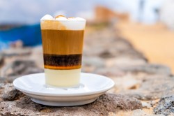 Die spanische Kaffeespezialität mit Likör im Glas.