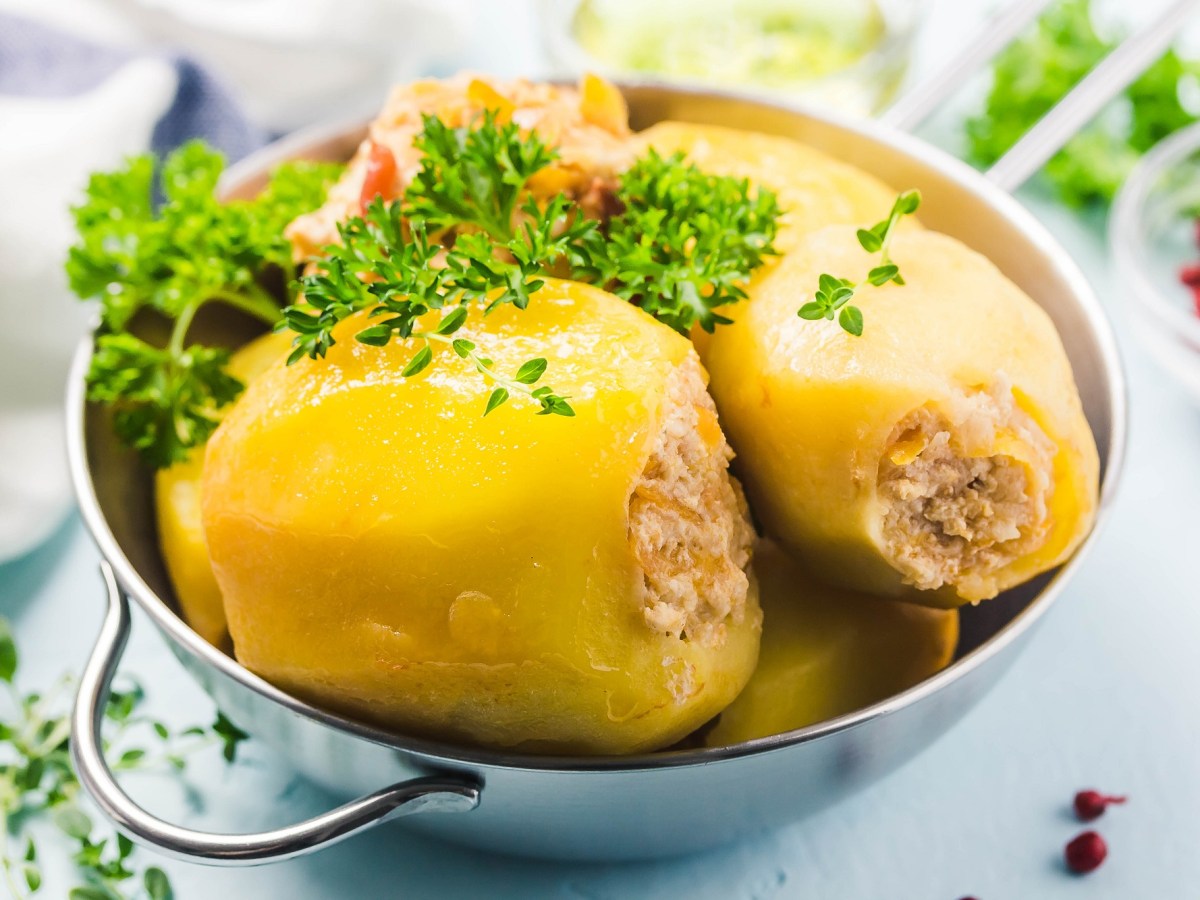 Batata Mahshieh, gefüllte Kartoffeln mit Hackfleisch, in einer Schüssel, bestreut mit Petersilie.