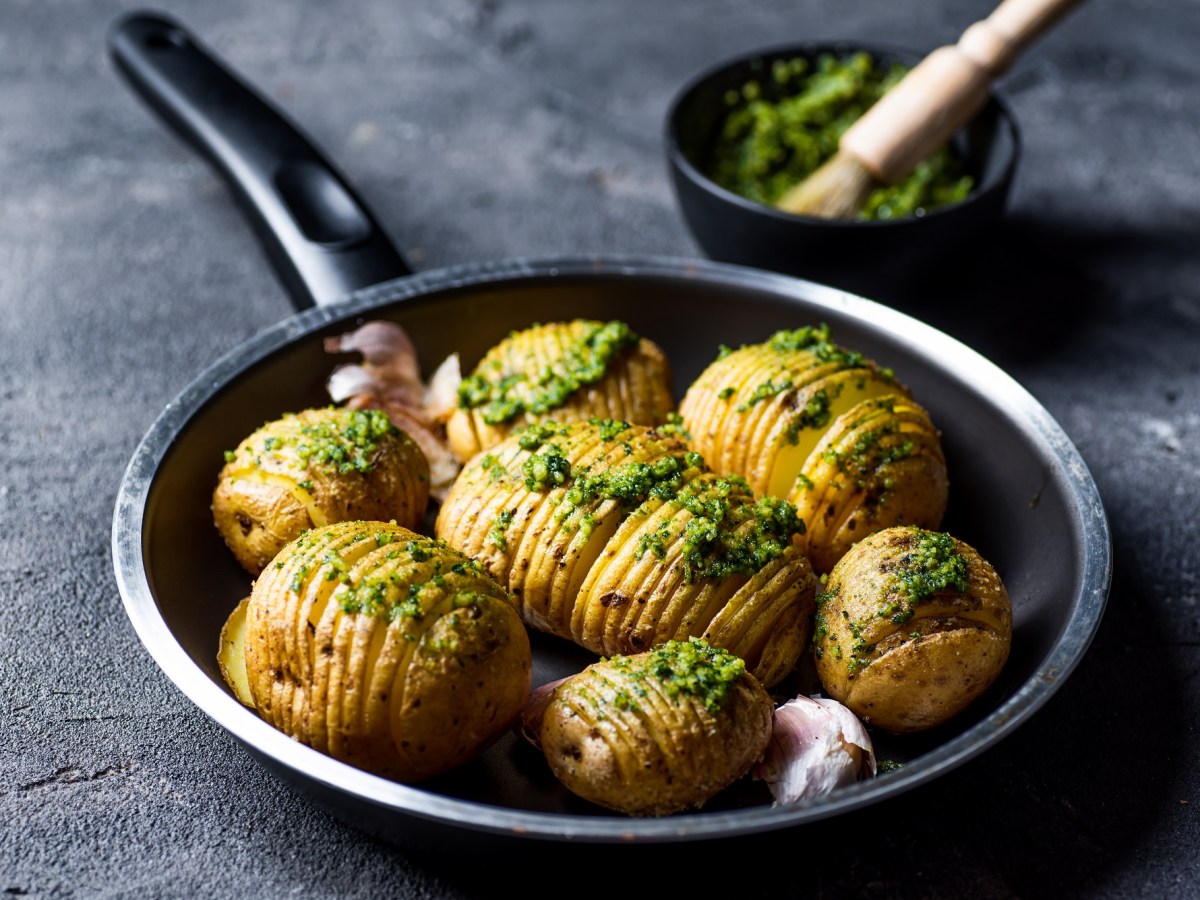 Fächerkartoffeln mit Bärlauch, angerichtet in einer Pfanne.