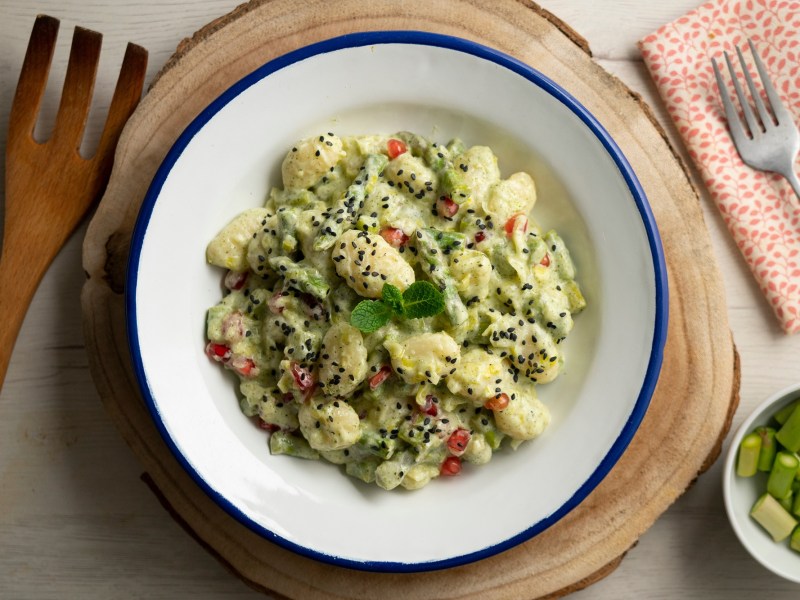 Ein Teller Gnocchi mit Spargel und Frischkäse.