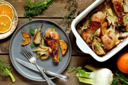 Hähnchen mit Fenchel und Orange auf einem Teller.