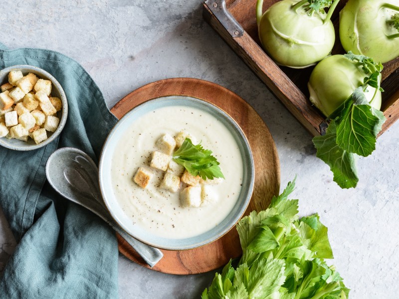 Ein Teller Kohlrabi-Cremesuppe.