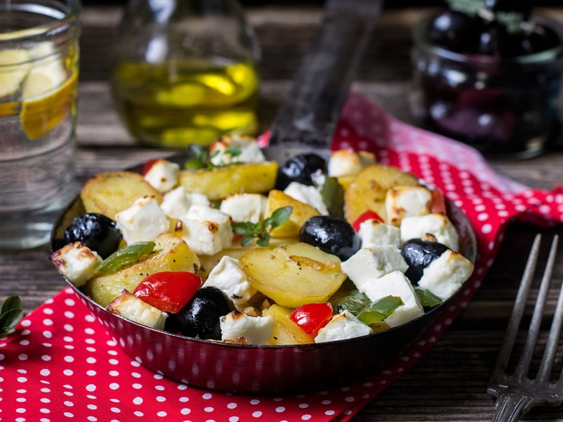 Eine korsische Kartoffelpfanne mit Oliven und Feta.