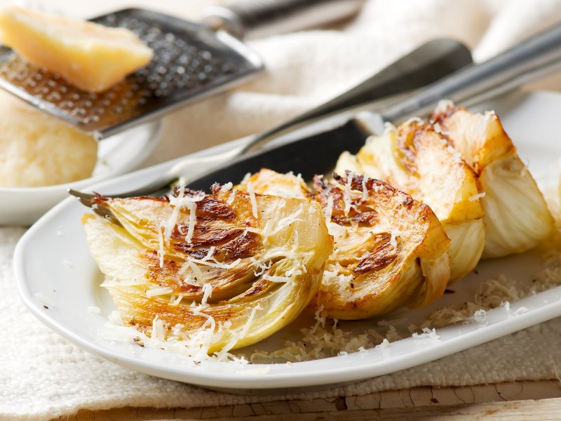 Ofen-Fenchel mit Parmesan auf einem Teller.