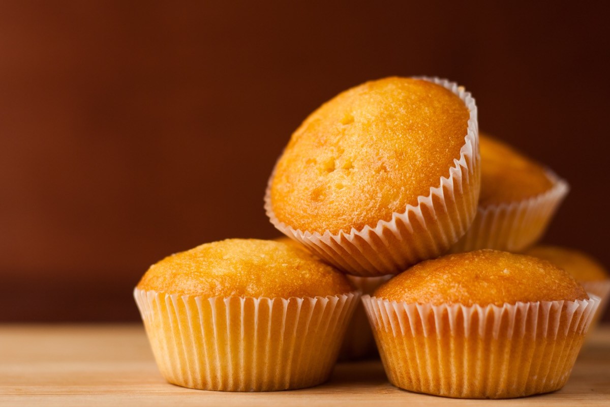 Einige Pudding-Muffins, die übereinander gestapelt sind.