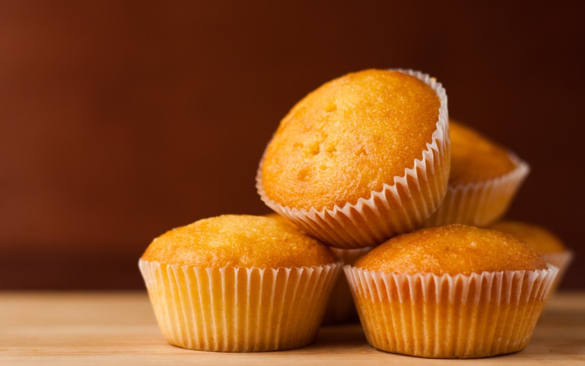 Einige Pudding-Muffins, die übereinander gestapelt sind.