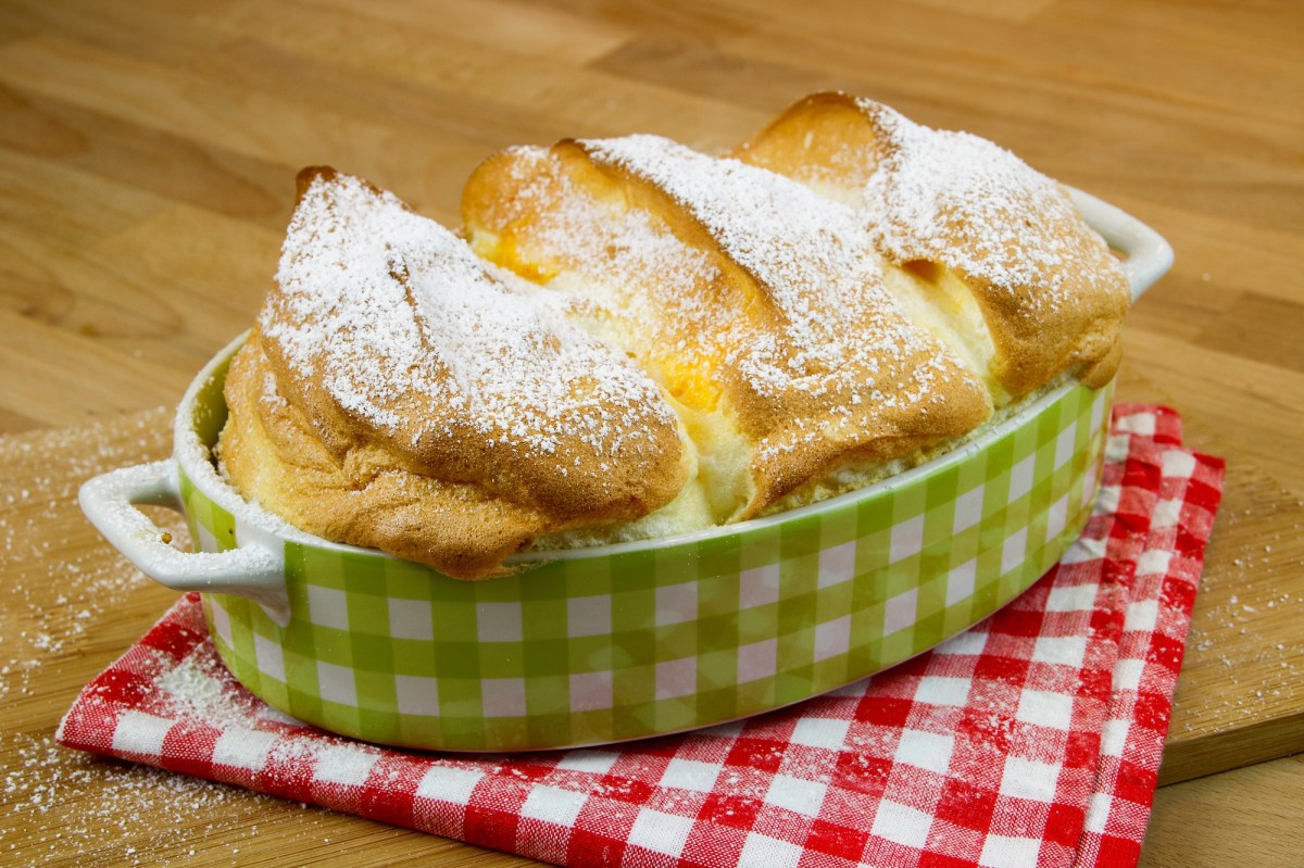 Salzburger Nockerl in einer Auflaufform auf dem Tisch.