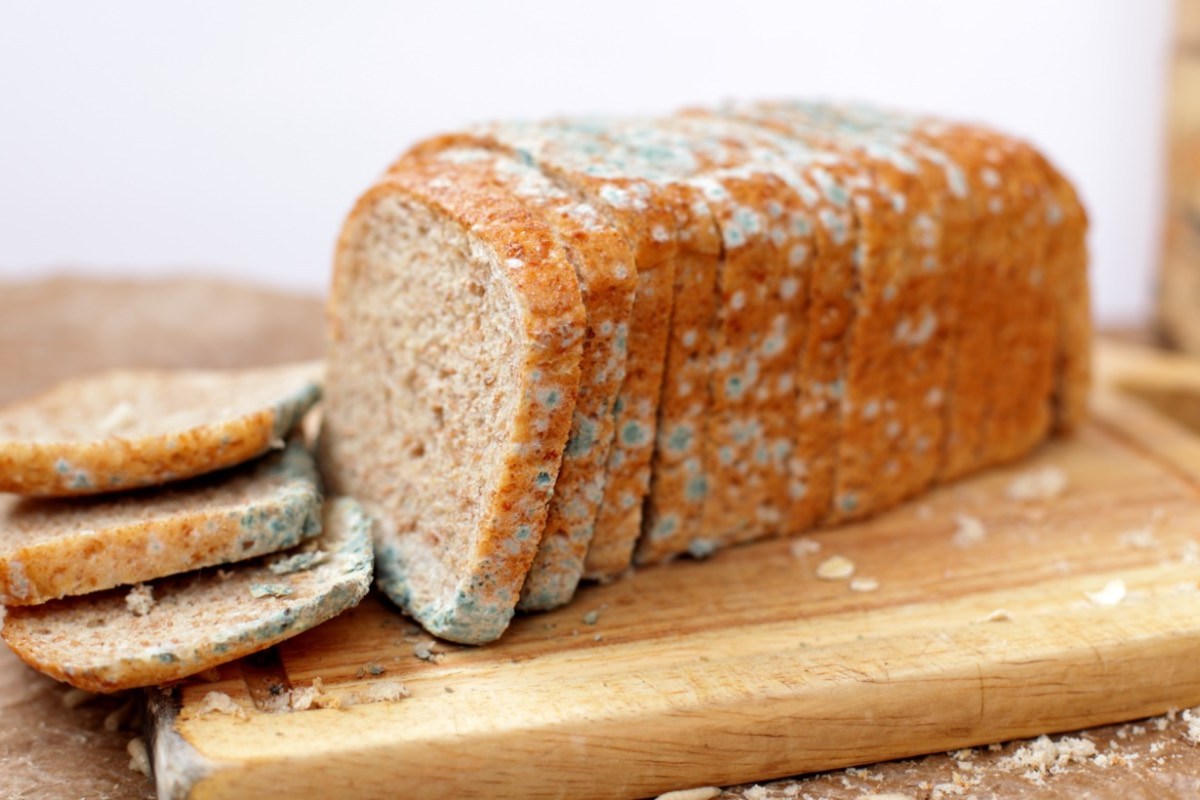 Schimmeliges Brot auf einem Holzbrett.