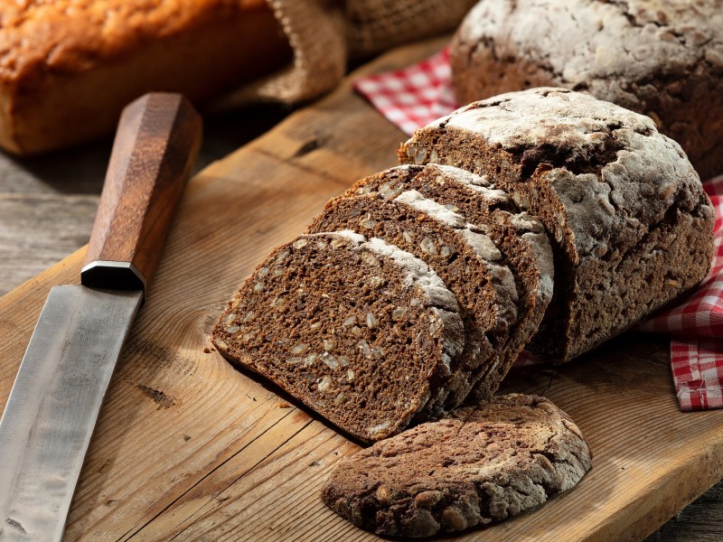 Schwarzbrot auf einem Holzbrett.