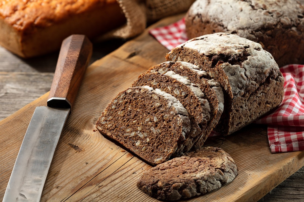 Schwarzbrot auf einem Holzbrett.