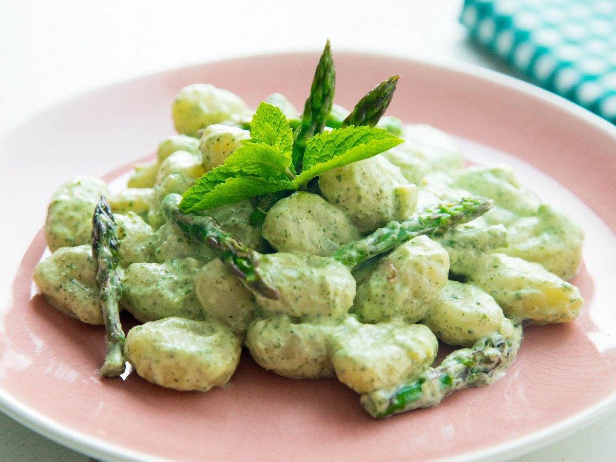 Selbstgemachte Gnocchi mit Spargel auf einem Teller.