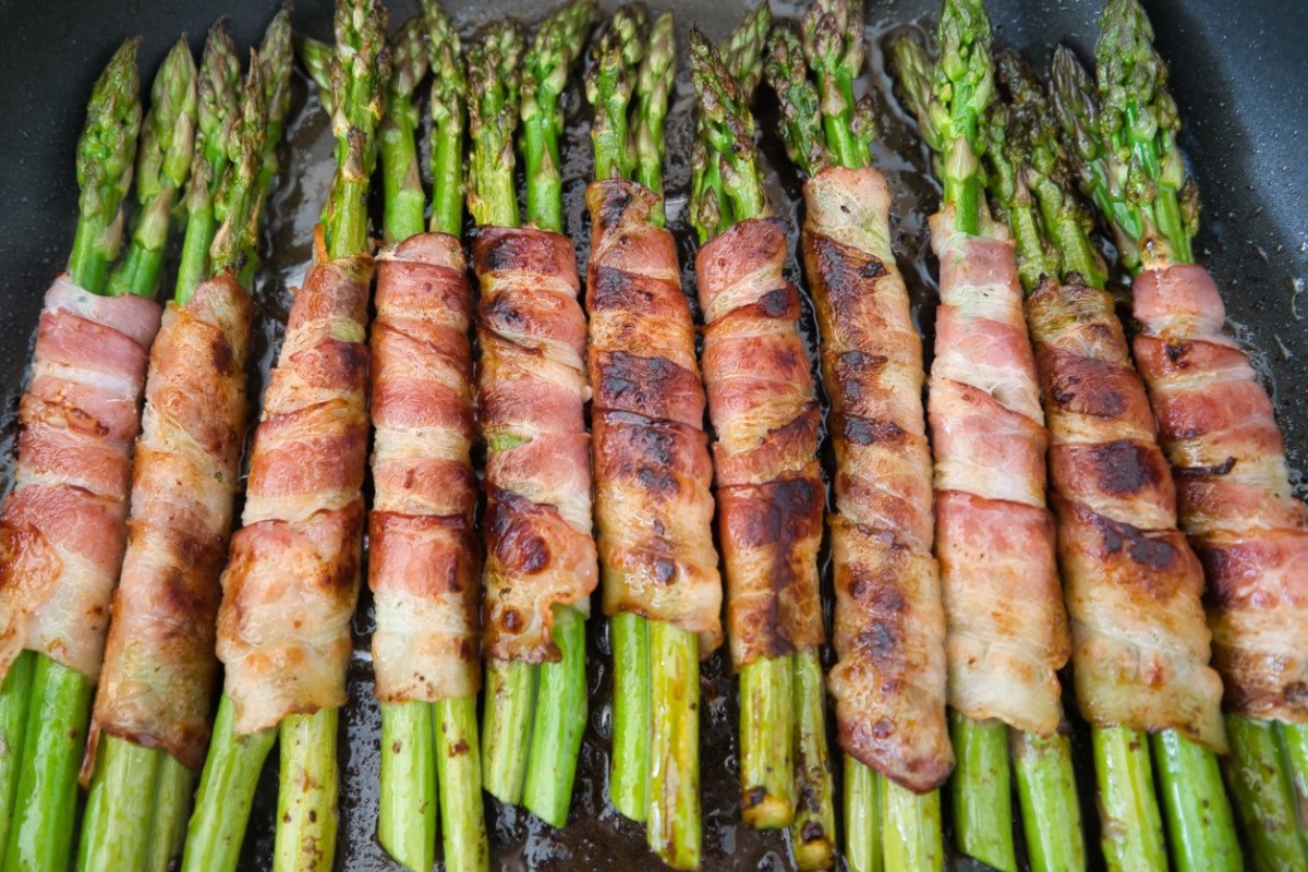 Gegrillter Spargel im Speckmantel.