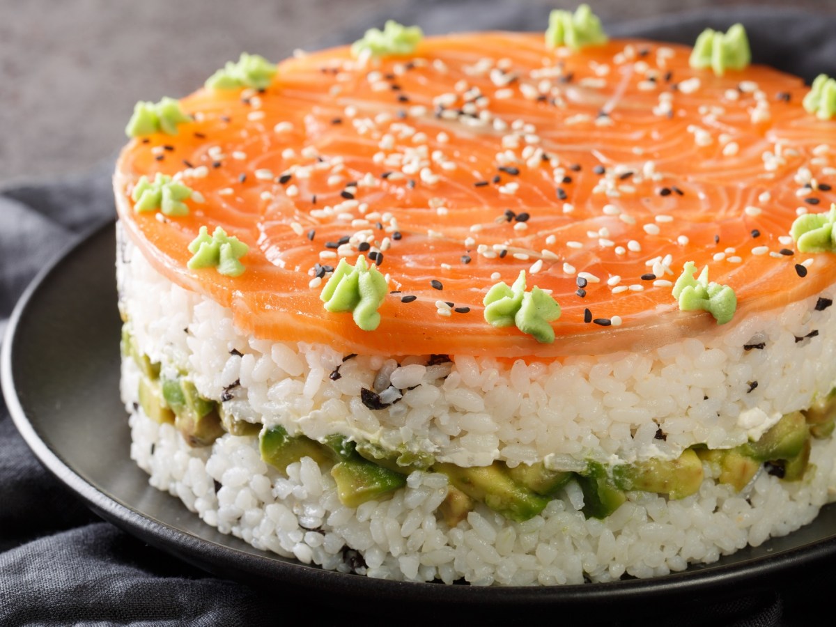 Die angerichtete Sushi-Torte auf einem Servierteller.