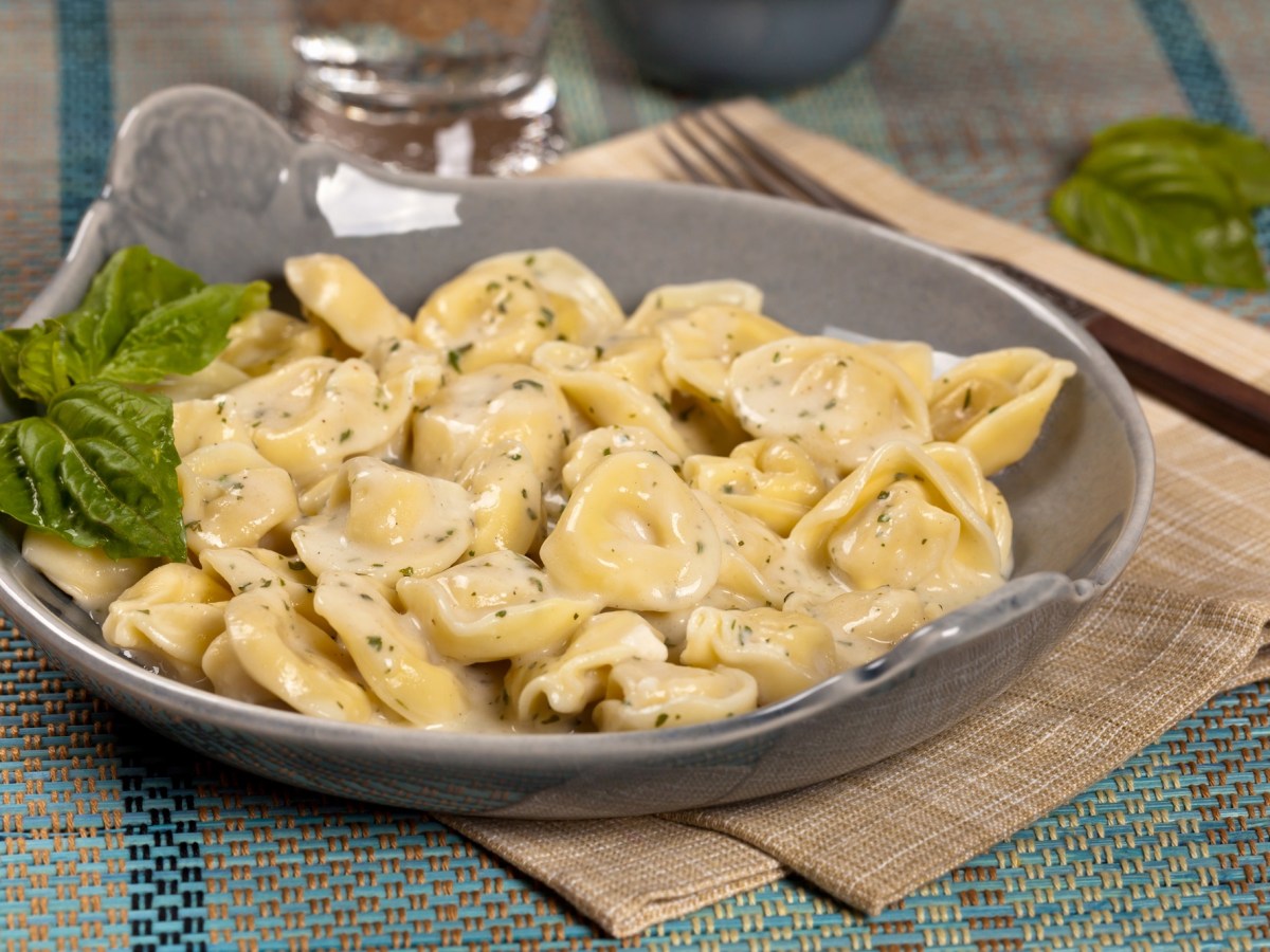 Ein Teller Tortellini Alfredo.