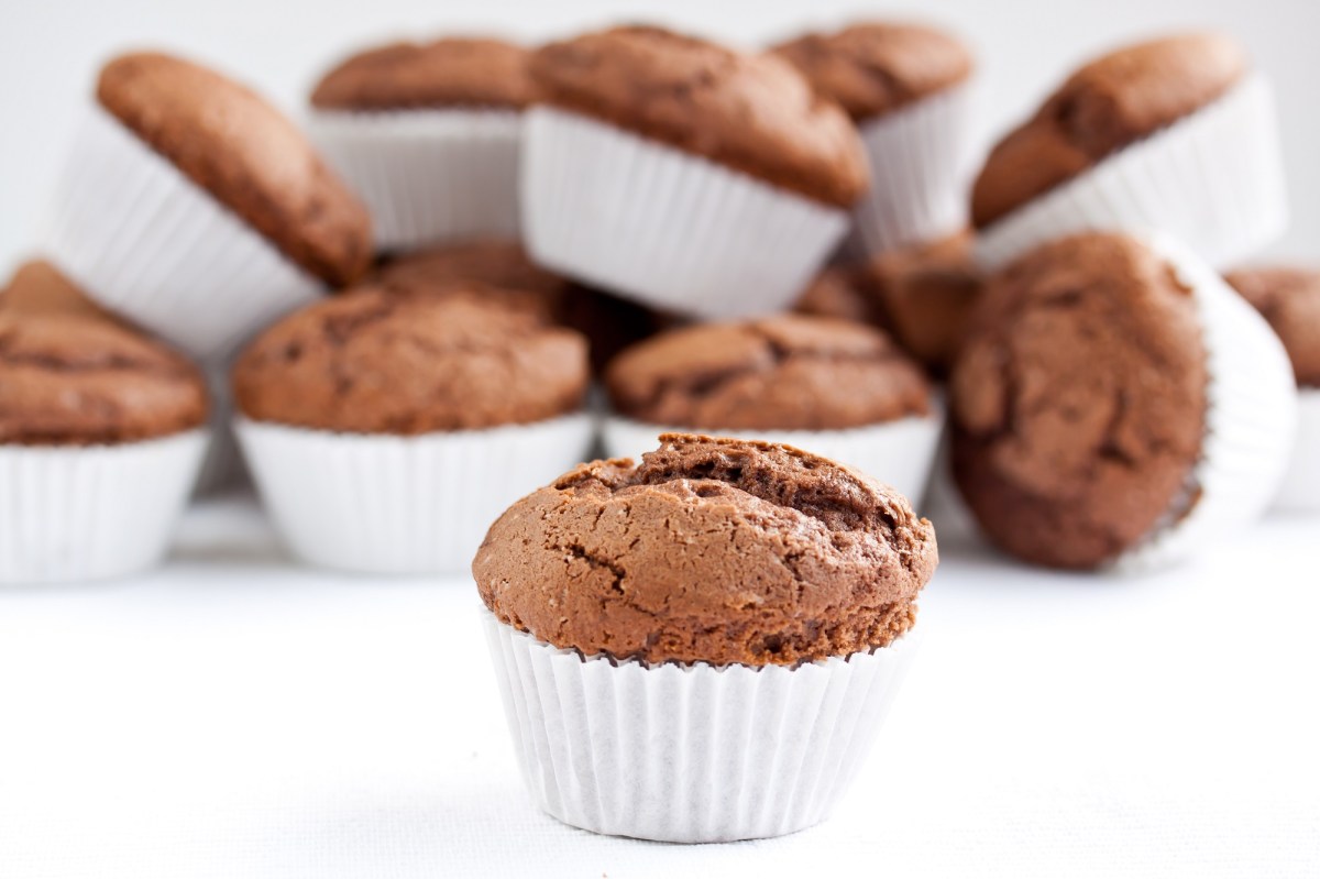 Brownie-Muffins vor einem weißen Hintergrund