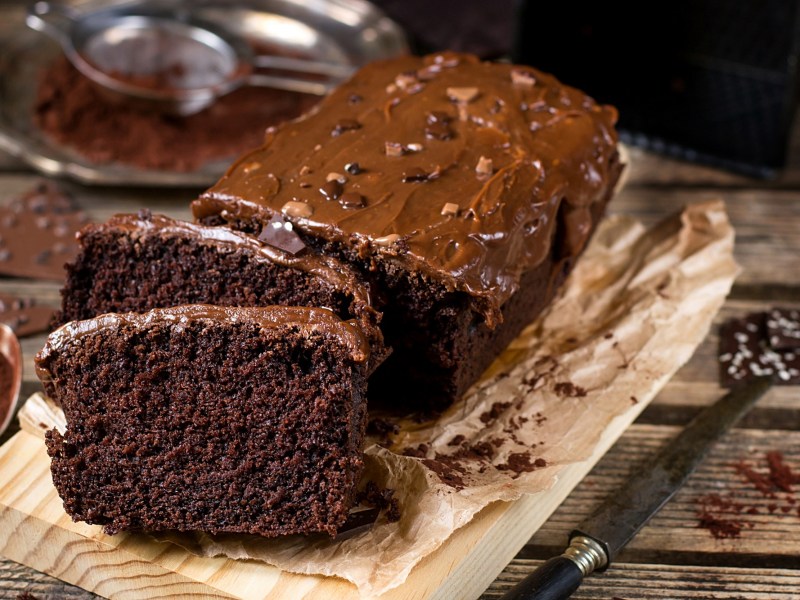 Holzbrett mit Cola-Kuchen