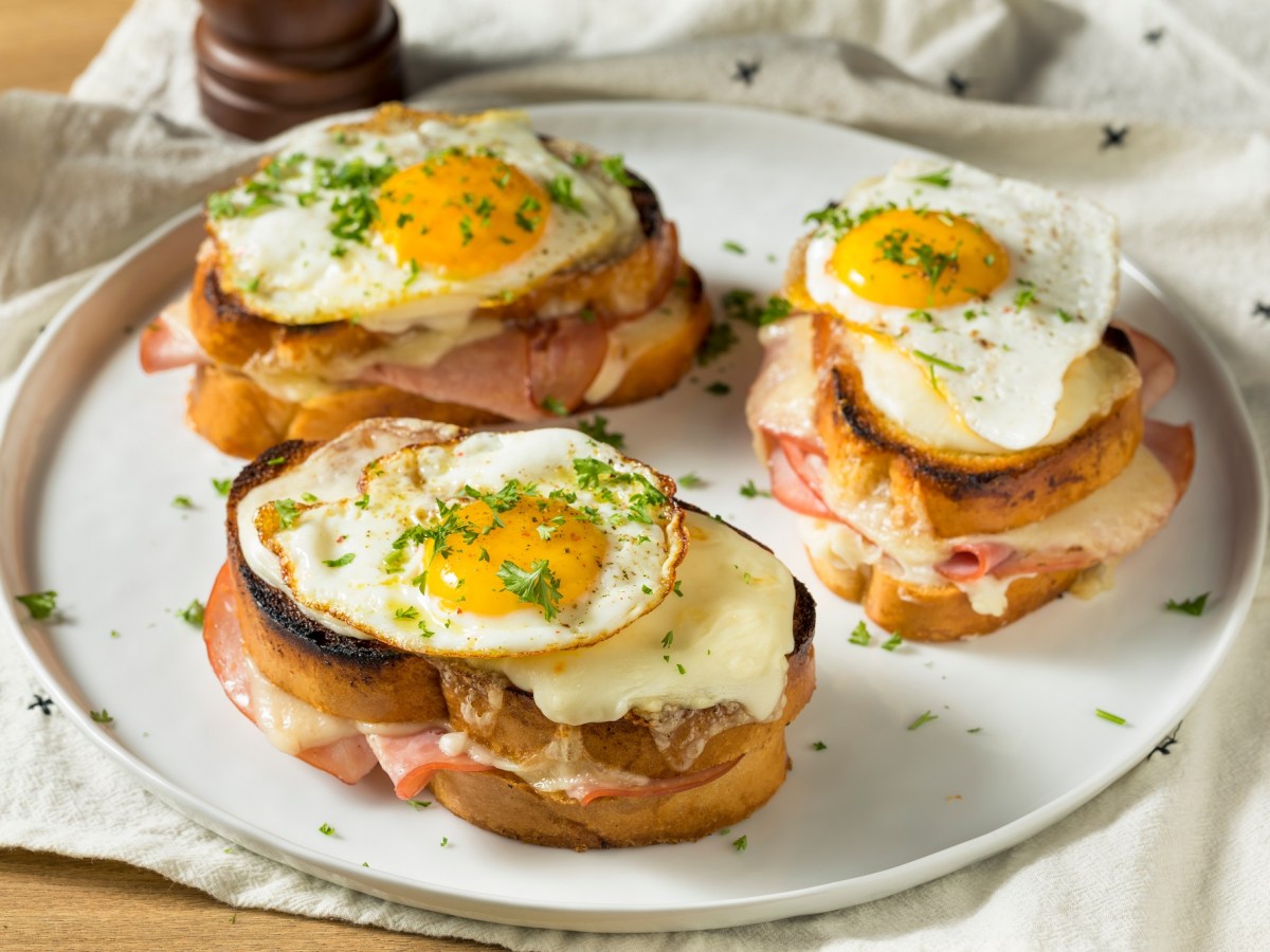 So lecker ist ein Croque Madame mit Schinken und Käse