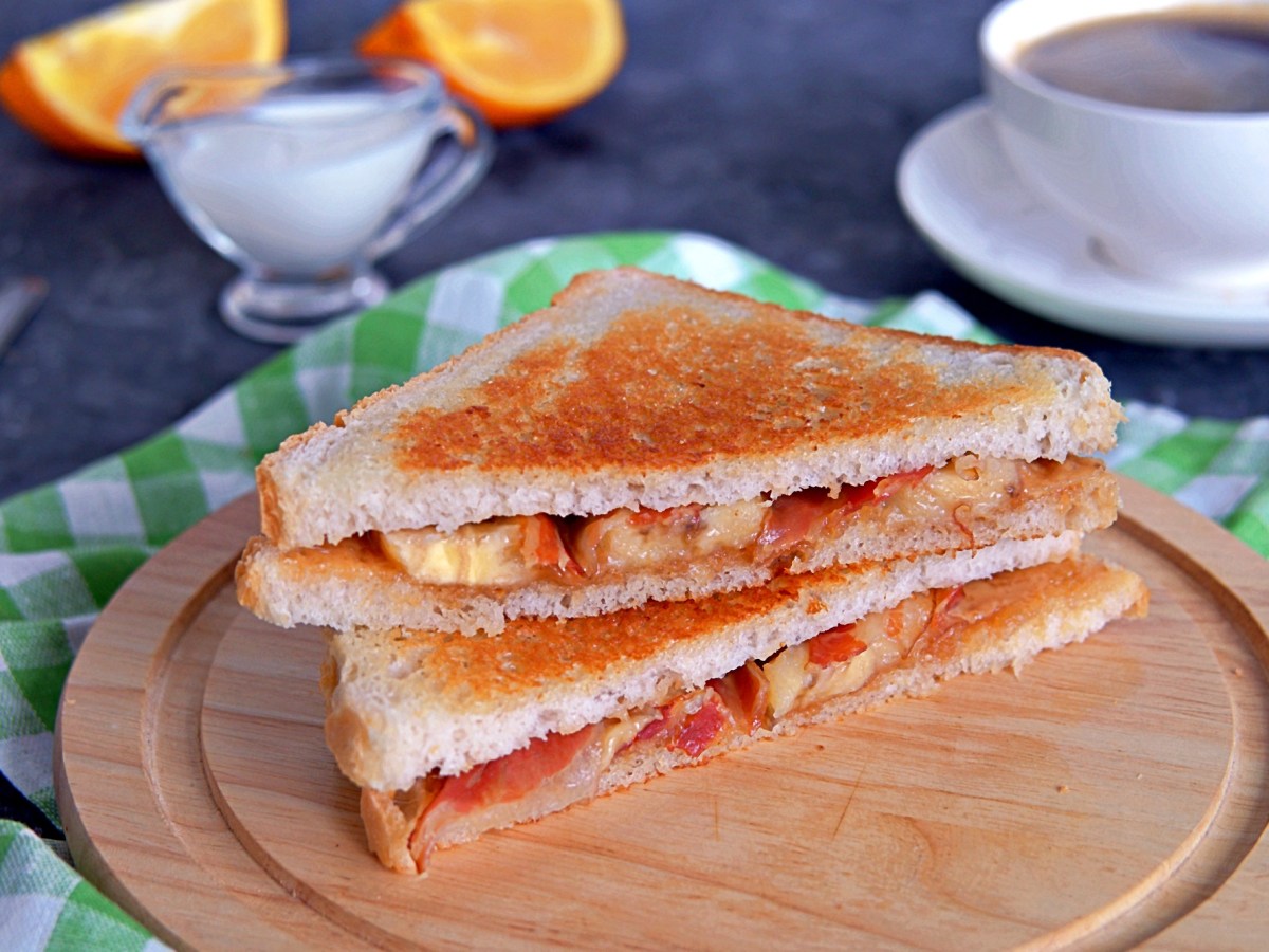 Holzbrett mit aufgeschnittenem Elvis-Sandwich