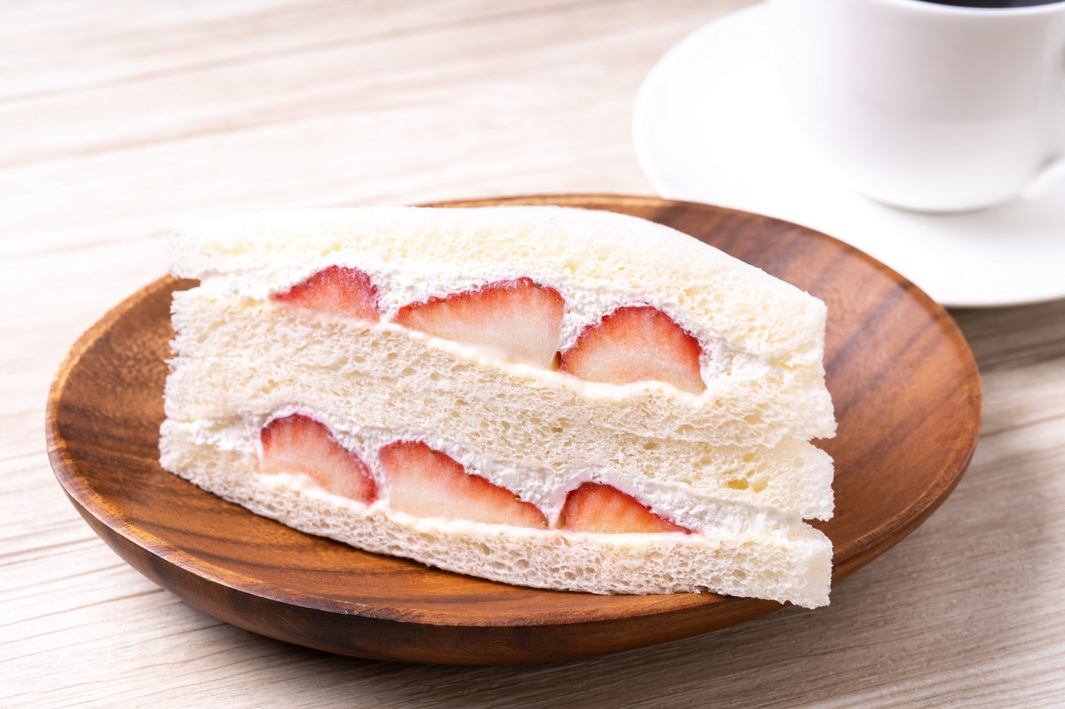 Fruit Sando mit Erdbeeren auf einem Teller