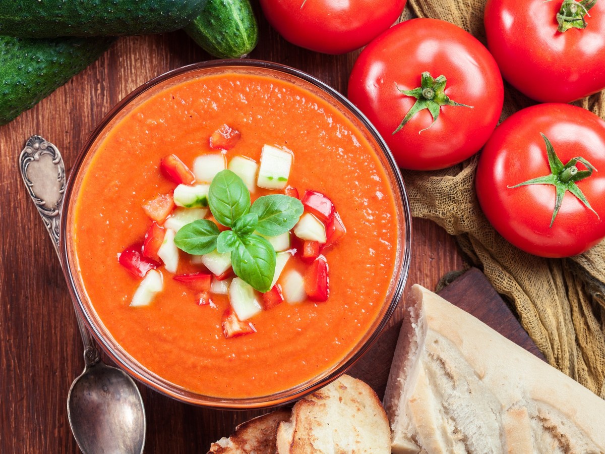 Ein Teller Gazpacho mit Gemüse dekoriert.