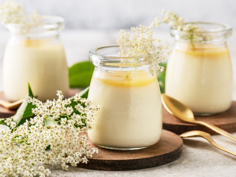 Drei Gläser Holunderblüten-Panna-Cotta.