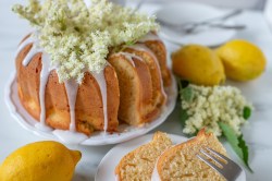 Holunderkuchen mit Zitrone auf einem Tisch