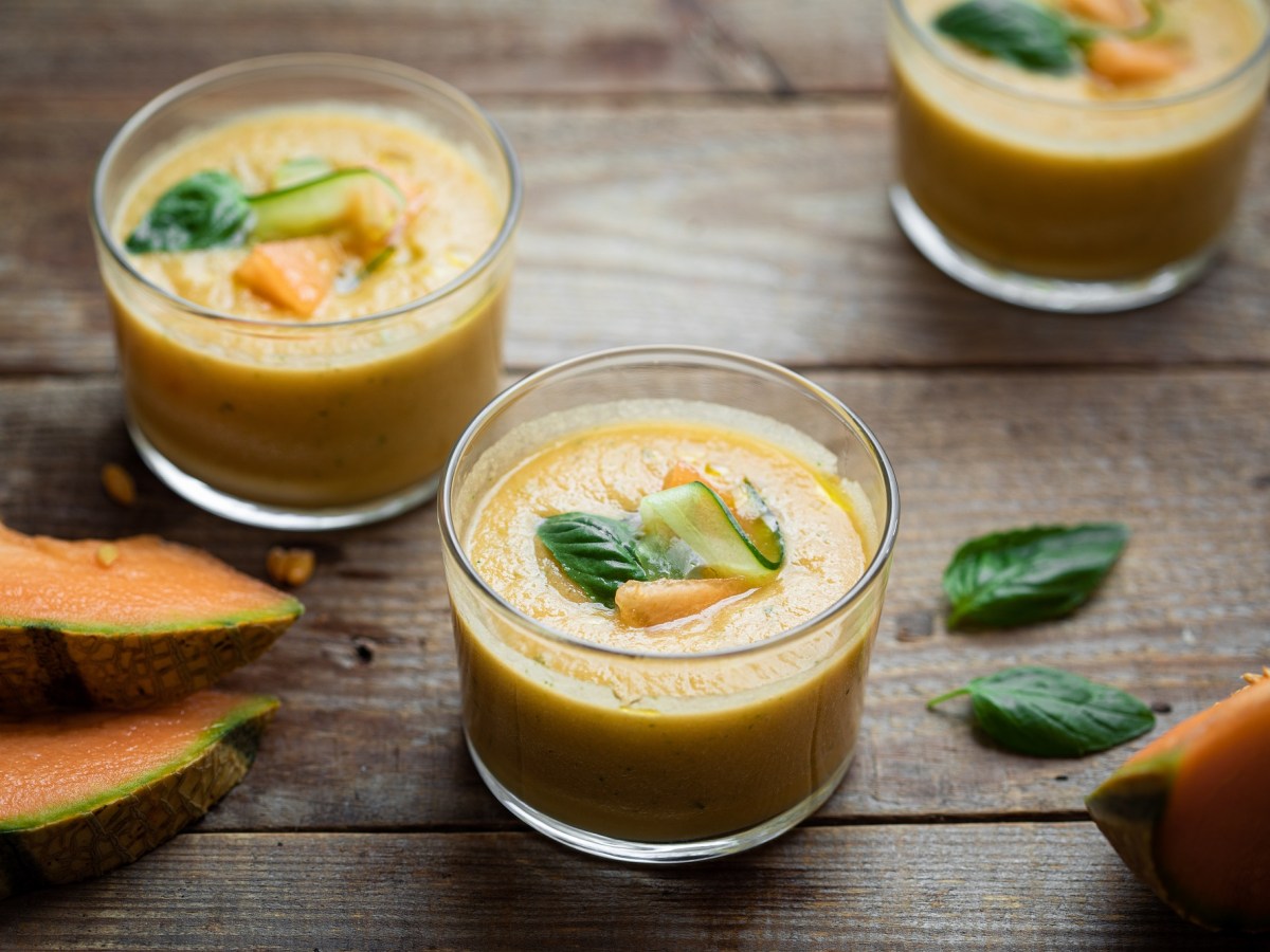 Drei Gläser mit kalter Melonensuppe auf einem Tisch